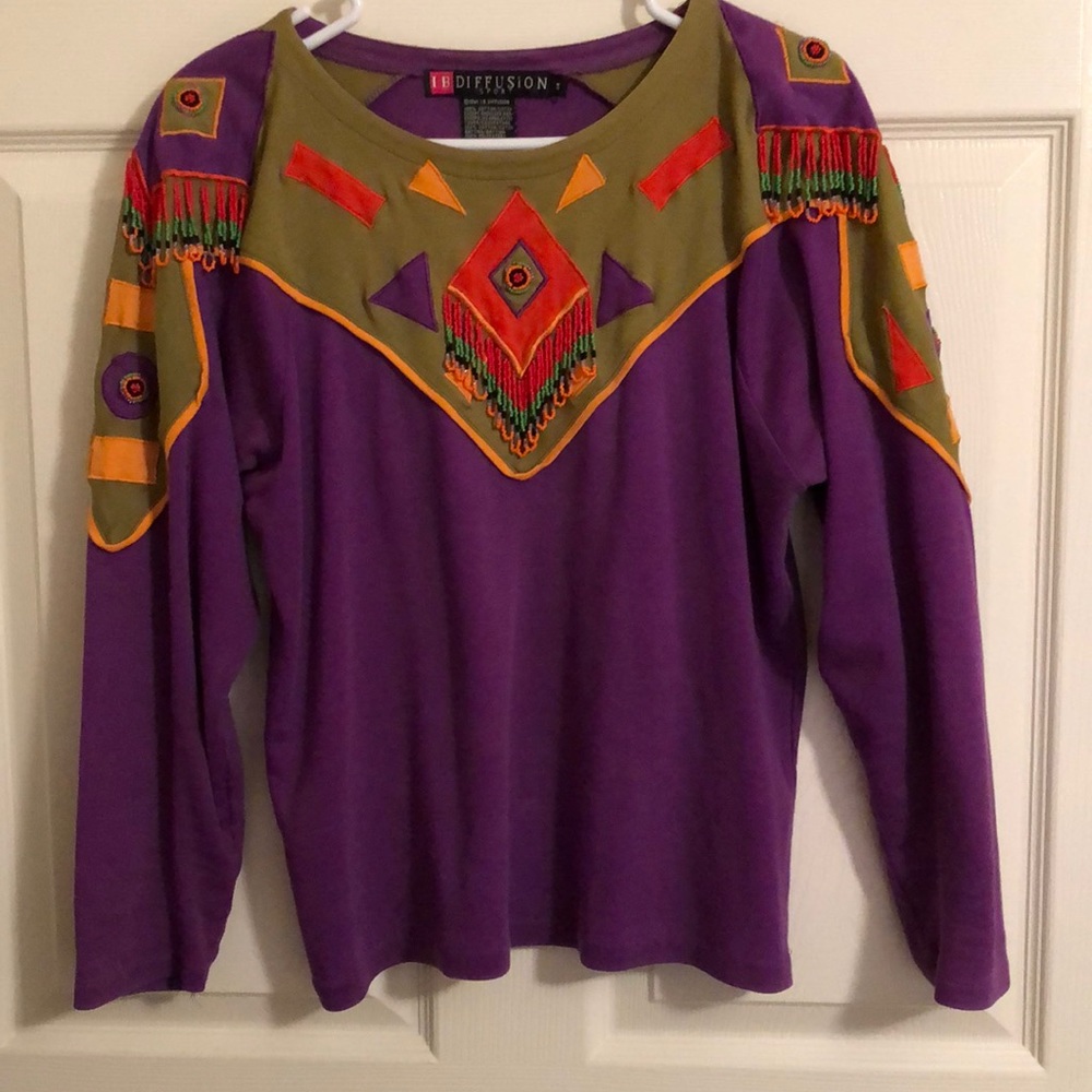 Decorative long sleeve T-shirt.